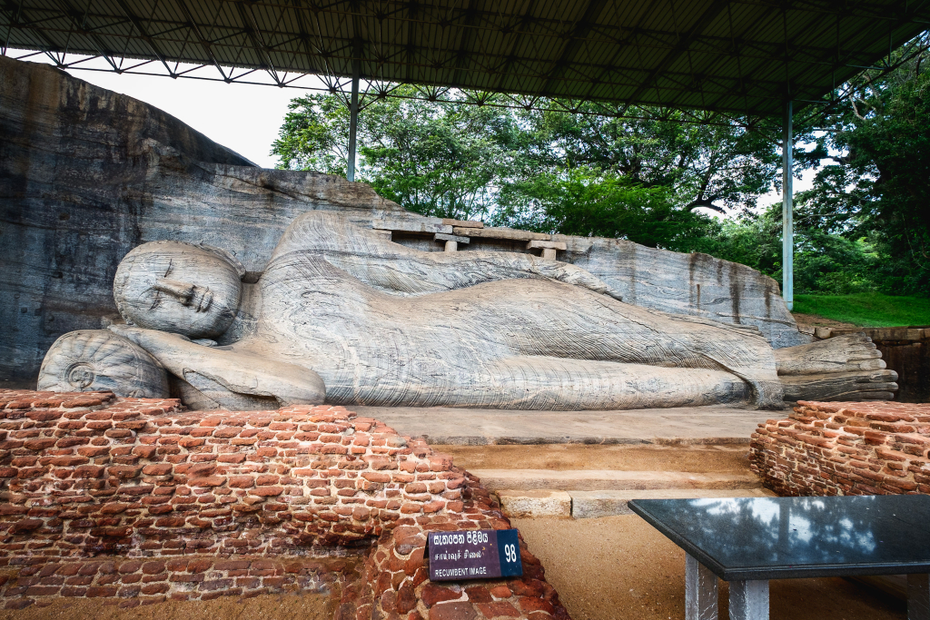 Sri Lanka_Pollonnaruwa_Buddhastatue