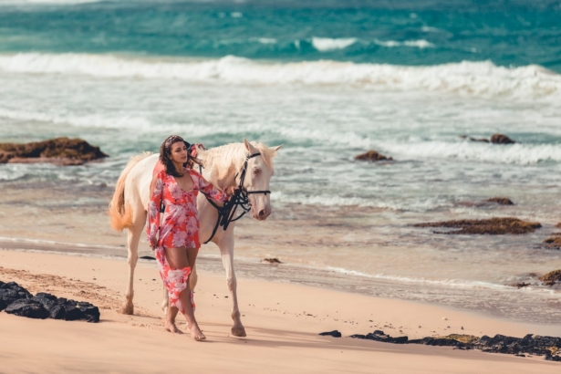 Kapverden Nelly mit Pferd am Strand