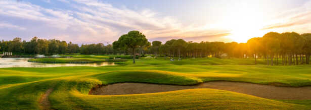 Golfplatz bei Sonnenuntergang